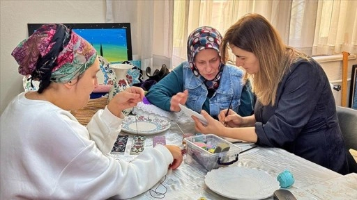 Özel bireyler ve yaşlılar "sanat atölyesi"nde vaktin nasıl geçtiğini anlamıyor