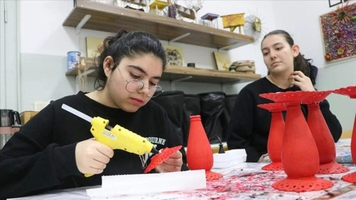 Özel öğrenciler, atık malzemelerden yaptıkları ürünlerle geri dönüşümün önemine dikkati çekiyor