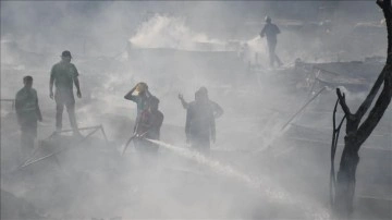 Pakistan'da pazar alanında çıkan yangında 300'den fazla dükkan kül oldu