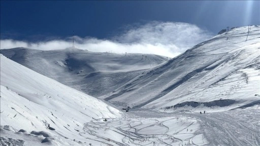 Palandöken Dağı'ndaki çığ, yasaklı bölgede kayan İranlı kayakçının kask kamerasında