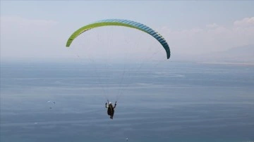 Paraşüt tutkunu kadınlar, Van Gölü semalarında süzüldü