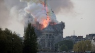Paris&#039;te Notre Dame Katedrali&#039;nin çatısı çıkan yangında çöktü