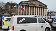 Paris'te Ulusal Meclisin önünde ambulans yakıldı