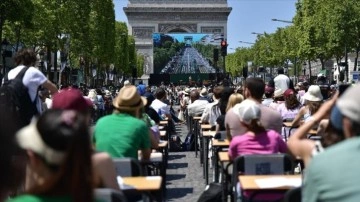 Paris'in turistik caddesi Şanzelize, dikte yarışması için üstü açık sınıfa dönüştürüldü