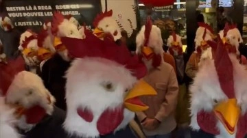 Paris'te aktivistler tavuk maskeleriyle fast food restoranını basarak eylem yaptı