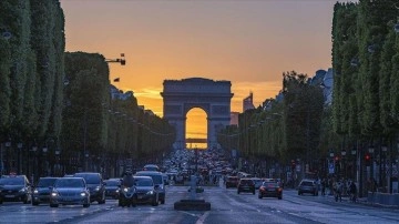 Paris'te mesai bitiminde ofis ve dükkanların ışıkları söndürülecek