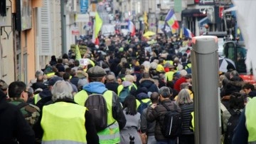 Paris’te sarı yelekliler 4. yılında da sokağa indi