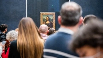 Paris'te sergilenen Mona Lisa tablosuna pastalı saldırı