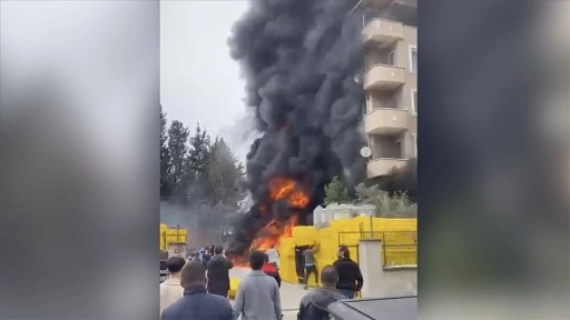 Pendik'te bir depoda çıkan yangına müdahale ediliyor