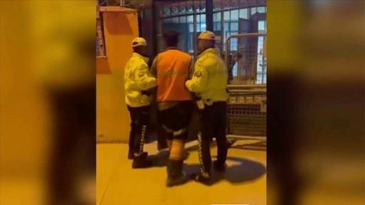 Pendik'te kaldırımda yürüyen anne ve çocuğunun üzerine çimento harcı döken 2 sürücüye para ceza