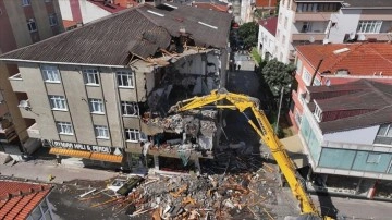 Pendik'te İETT otobüsünün çarptığı binanın yıkımına başlandı