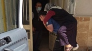 Polisler yürüyemeyen kadını sırtlarında hastaneye taşıdı