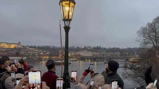 Prag'da 'lamba yakıcılar'ın aydınlattığı Karl Köprüsü ziyaretçilerin ilgisini çekiyor