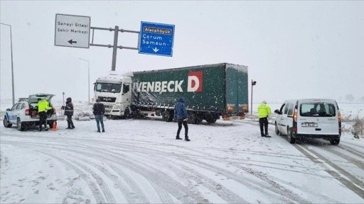 Refüje çarpan tır sebebiyle Çorum-Yozgat kara yolu 2 saat ulaşıma kapalı kaldı