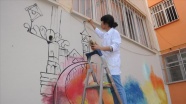 Resim öğretmenleri fırçalarıyla okulları renklendiriyor