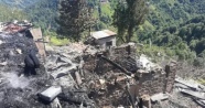Rize Çayeli'ndeki yangında 150 yıllık tarihi 3 ev kül oldu