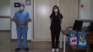 Rize'de 2 hemşire koronavirüsü yenerek alkışlarla göreve döndü