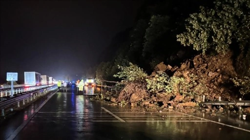 Rize'de heyelan sebebiyle Karadeniz Sahil Yolu'nun Artvin yönü ulaşıma kapandı