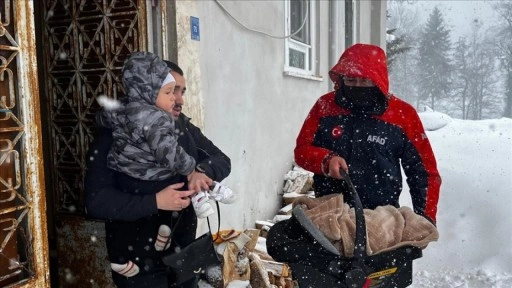 Rize'de yolu kardan kapanan köyde rahatsızlanan ikiz bebekleri AFAD ekipleri kurtardı