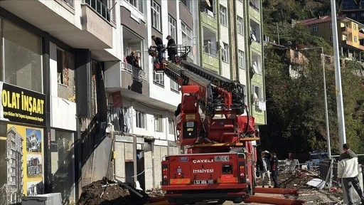 Rize'deki heyelanda evlerinden tahliye edilen vatandaşlar AFAD kontrolünde eşyalarını alıyor