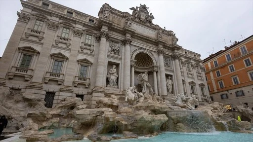 Roma'nın tarihi Trevi Çeşmesi bakım çalışmalarının ardından yeniden açıldı