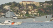 Rus savaş gemisi yine Boğaz&#039;dan geçti! Güvertesinde kamufle edilmiş...