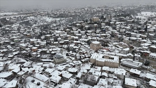 Safranbolu'da karla kaplanan tarihi yapılar havadan görüntülendi