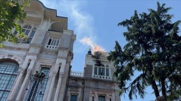 Sağlık Bilimleri Üniversitesi binasının çatı katında çıkan yangın söndürüldü