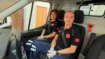 Sağlık çalışanı çift, aynı ambulansta hastaların imdadına yetişiyor