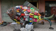 Sahilden topladığı 2 bin plastik atıkla balık heykeli yaptı