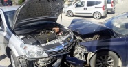 Sakarya'da iki otomobil kafa kafaya çarpıştı: 3 yaralı
