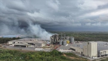 Sakarya'da patlamanın meydana geldiği fabrika alanında soğutma çalışmaları sürüyor