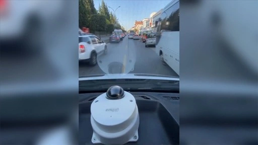 Sakarya'da sürücülerin fermuar yöntemiyle ambulansa yol vermesi kamerada