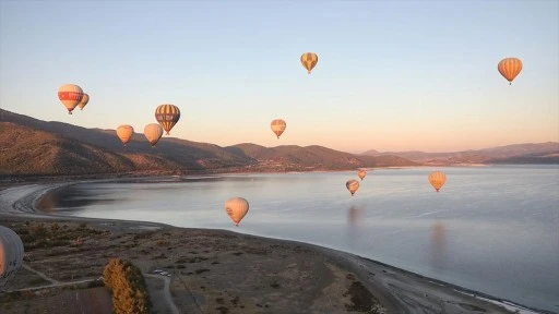 Salda Gölü semaları sıcak hava balonlarıyla süslendi