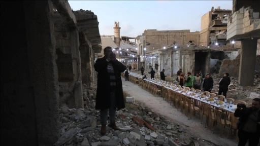 Şam'da enkaz haline gelen evlerin arasında toplu iftar