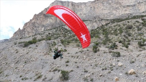 Şampiyon yamaç paraşütçü, hazırlıklarını Uzundere'nin sarp dağlarında yapıyor