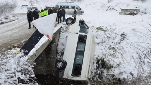 Samsun'da cenazeye gidenlerin bulunduğu minibüs devrildi, 15 kişi yaralandı