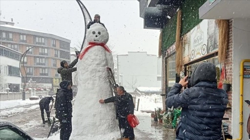 Samsun'da esnaf 3 metrelik kardan adam yaptı