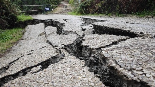 Samsun'da sağanak sebebiyle yol çöktü