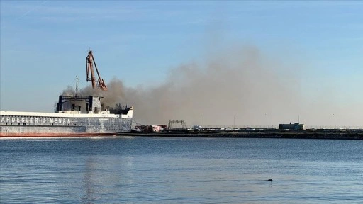 Samsun Limanı'nda bulunan gemide çıkan yangına müdahale ediliyor