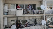 Sanatçı çiftten komşularına &#039;balkon&#039; konseri