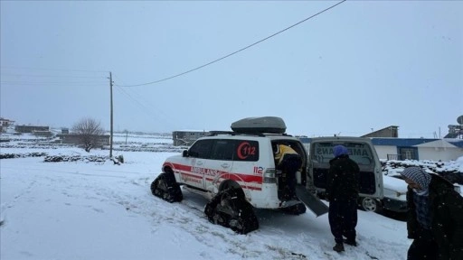 Şanlıurfa'da yolu kardan kapanan kırsaldaki hastaya paletli ambulansla ulaşıldı