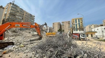 Şanlıurfa'da hasarlı binaların yıkım çalışmaları sürdü