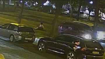 Şanlıurfa'da köpeğin saldırısından kaçmak isteyen kadının trafikteki tehlikeli anları kamerada