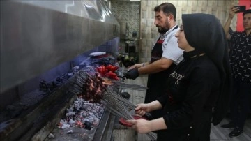 Şanlıurfalı 18 yaşındaki 'Sevgi usta', 2 yıldır kebap ocağının başında