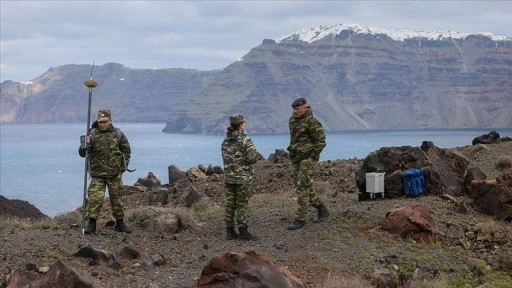 Santorini'de uzmanlar ve ordu mensupları sismik hareketliliği inceledi