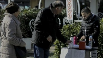 Saraybosnalı 12 yaşındaki Mehanovic, çay satarak depremzedelere yardım topluyor: