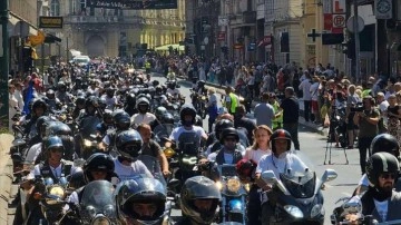 Saraybosna'ya gelen yüzlerce motosikletli, soykırım kurbanları anısına Srebrenitsa'ya hare