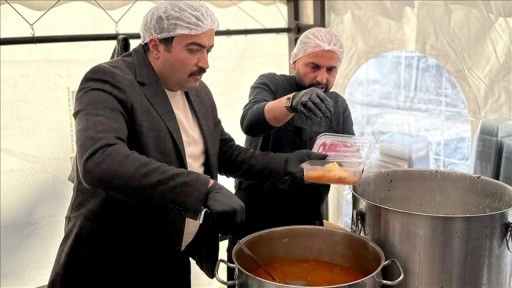 Sarıkamış Belediyesi, yatalak, hasta ve çadıra gelemeyeceklerin iftar yemeğini evlerine götürüyor