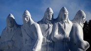 Sarıkamış şehitleri anısına yapılan kardan heykeller